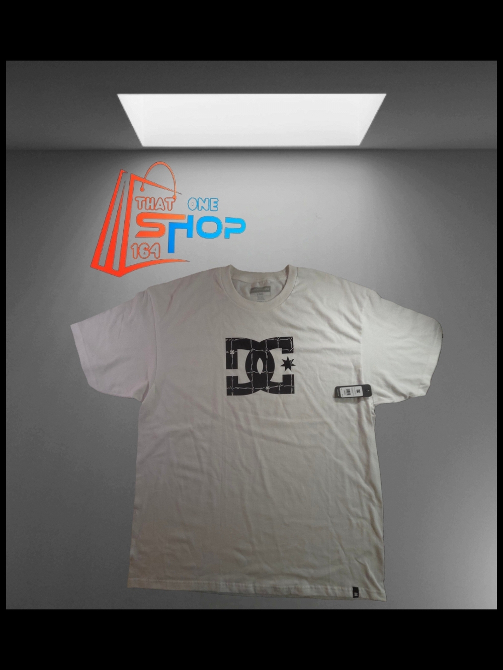 Mens white/black DC Shoes Short Sleeve t-shirt Size Medium